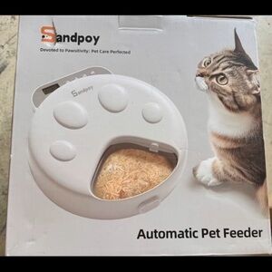 Sandpoy Automatic Pet Feeder in White